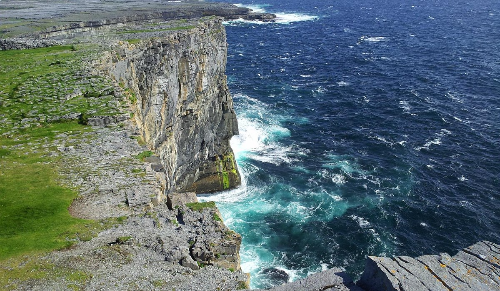 (좌) 모허 절벽 (Cliffs of Moher) 과 (우) 아란 제도 (Aran Islands) by Tripadvisor