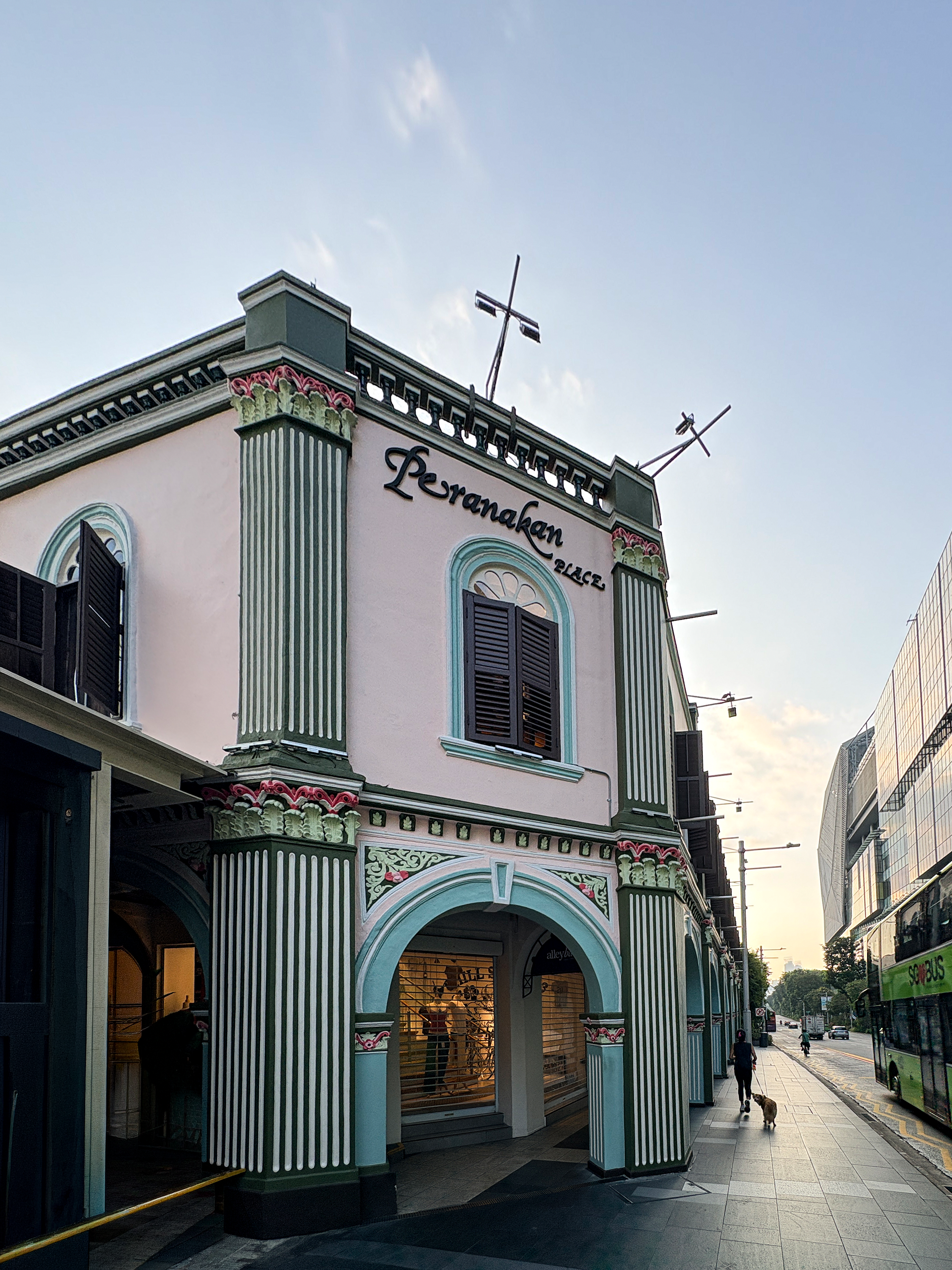 에메랄드 초입의 페라나칸 플레이스 컴플렉스(Peranakan Place Complex)