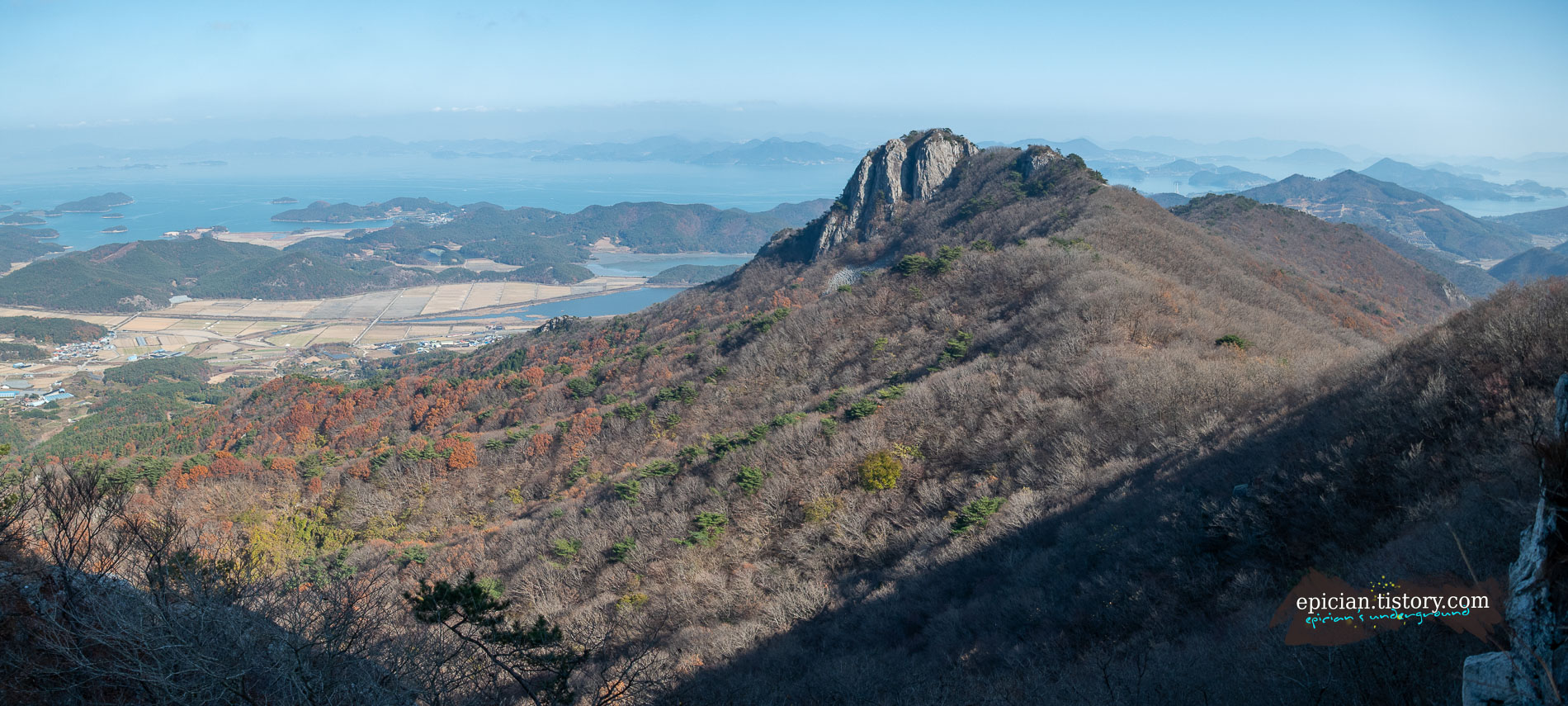 얕은 산줄기 끝에 우뚝 솟은 바위 봉우리