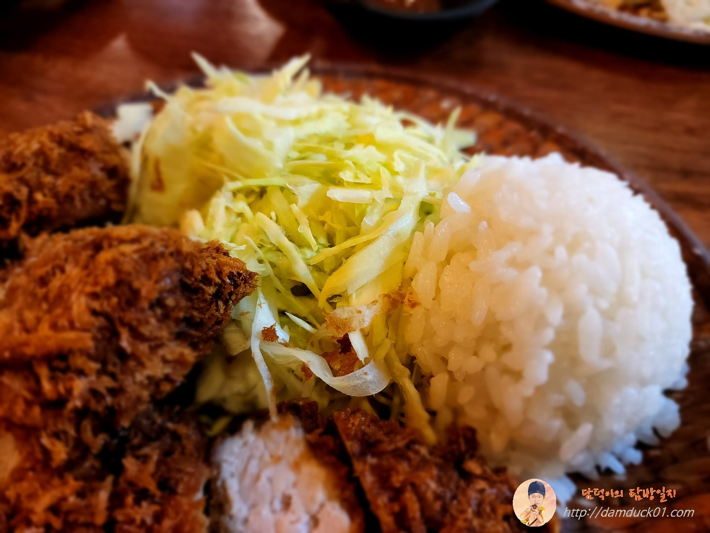 양배추 샐러드와 흰 쌀밥