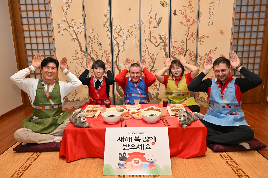 새해복많이 받으세요. 인사를 올리고 있는 프로당구선수들. 왼쪽부터 김재근&#44; 오수정&#44; 쿠드롱&#44; 김예은&#44; 마르티네스 당구선수