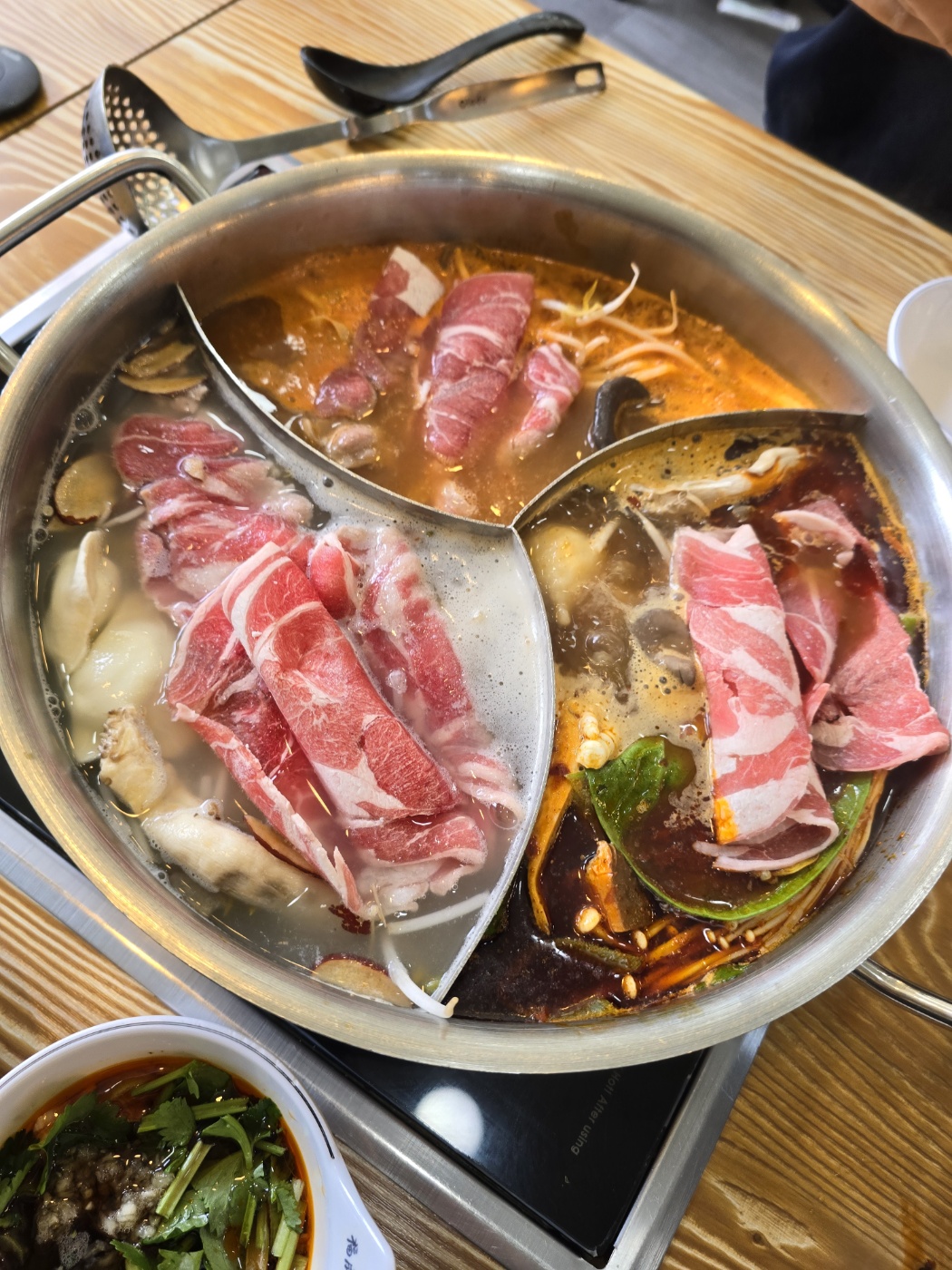 야채와 고기모두넣은 훠궈완성