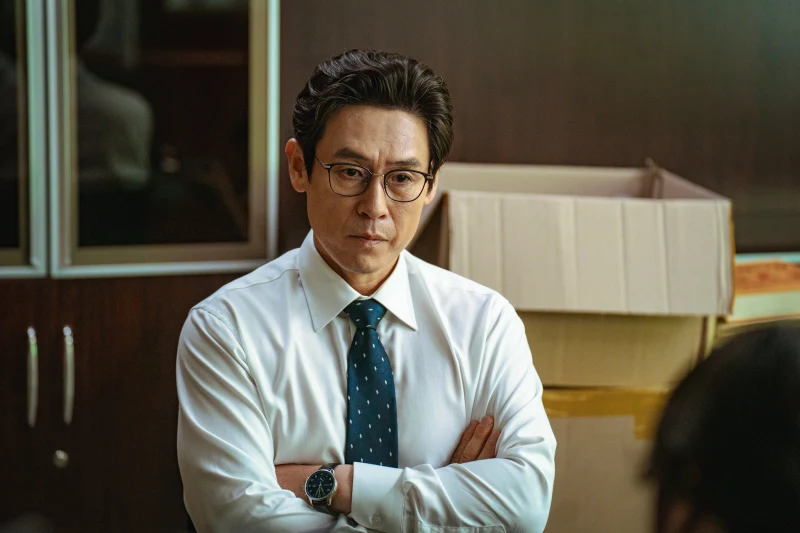 하이퍼나이프에서 팔짱을 끼고 있는 설경구