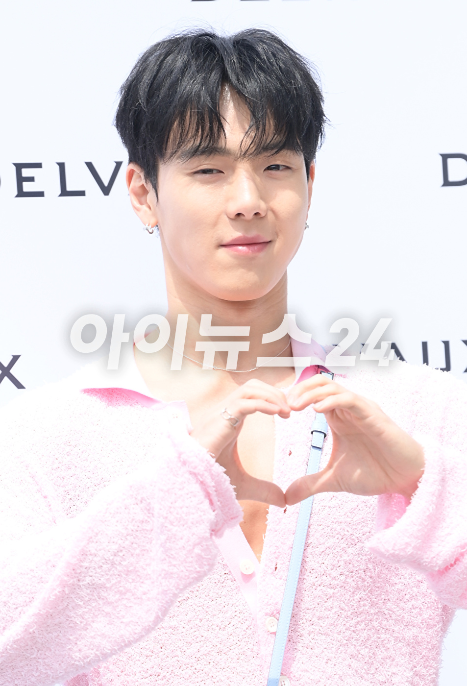 몬스타엑스 셔누가 12일 오후 서울 강남구 갤러리아 압구정점에서 진행된 델보(DELVAUX) 리뉴얼 오픈행사에 참석하고 있다. [사진=정소희 기자]