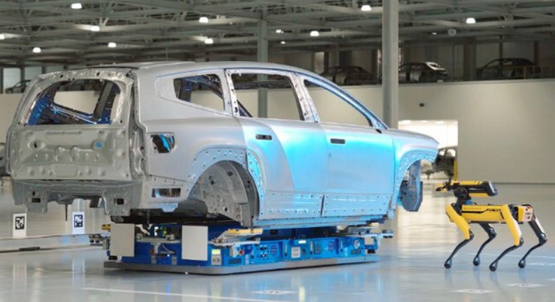 용접후 차량에 품질 검사중인 로봇개