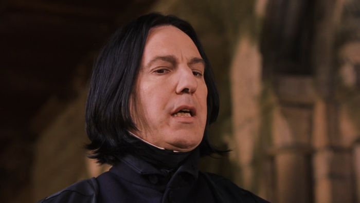 스네이프 교수가 아래를 내려다보고 있다.