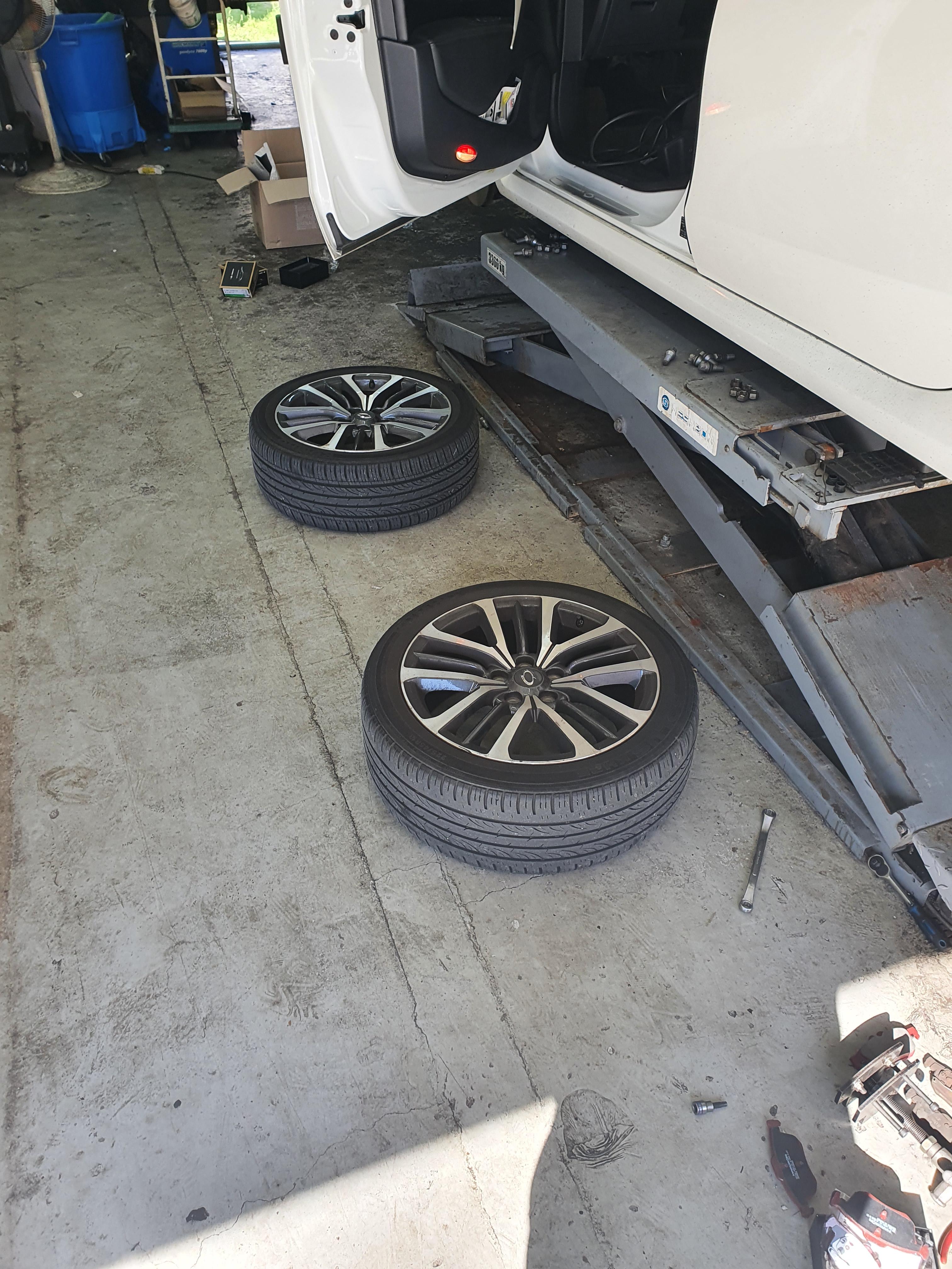 SM7 브레이크 패드 교체중