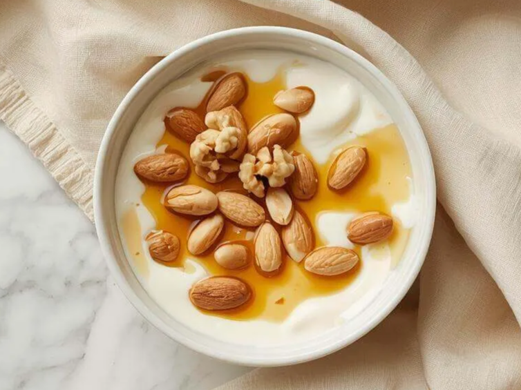 꿀을 넣은 그릭요거트