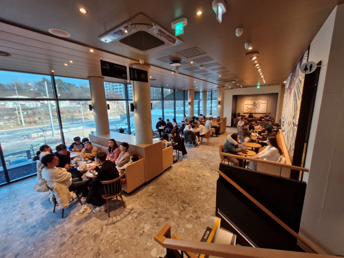 의자에-사람들이-꽉-차있는-모습