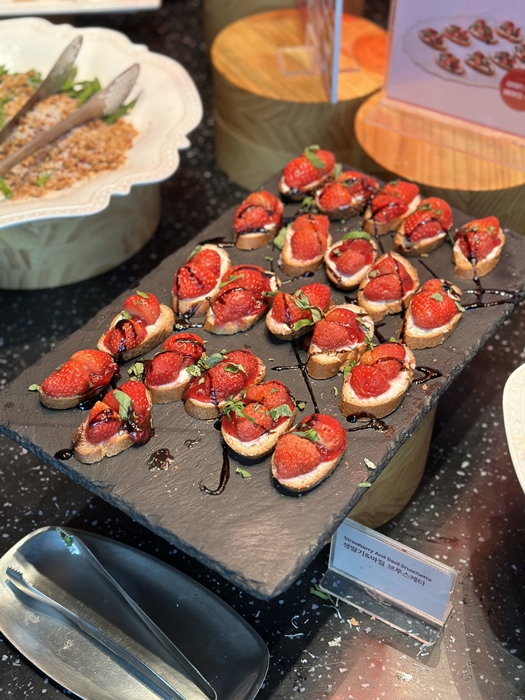 히비스커스 딸기 모히토 &amp; 생딸기 바질 브루스케타