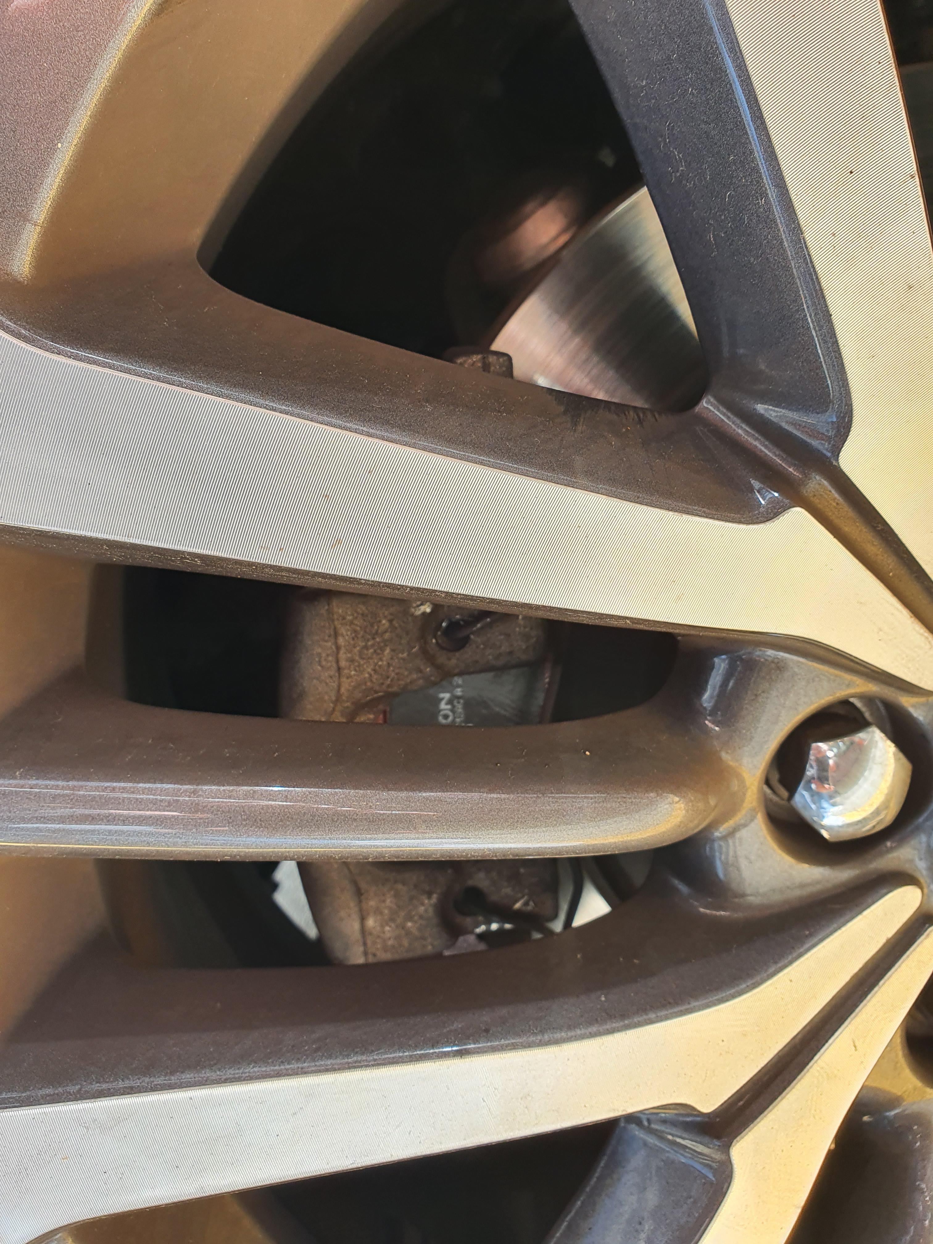 SM7 브레이크 패드 하드론 으로 교체완료