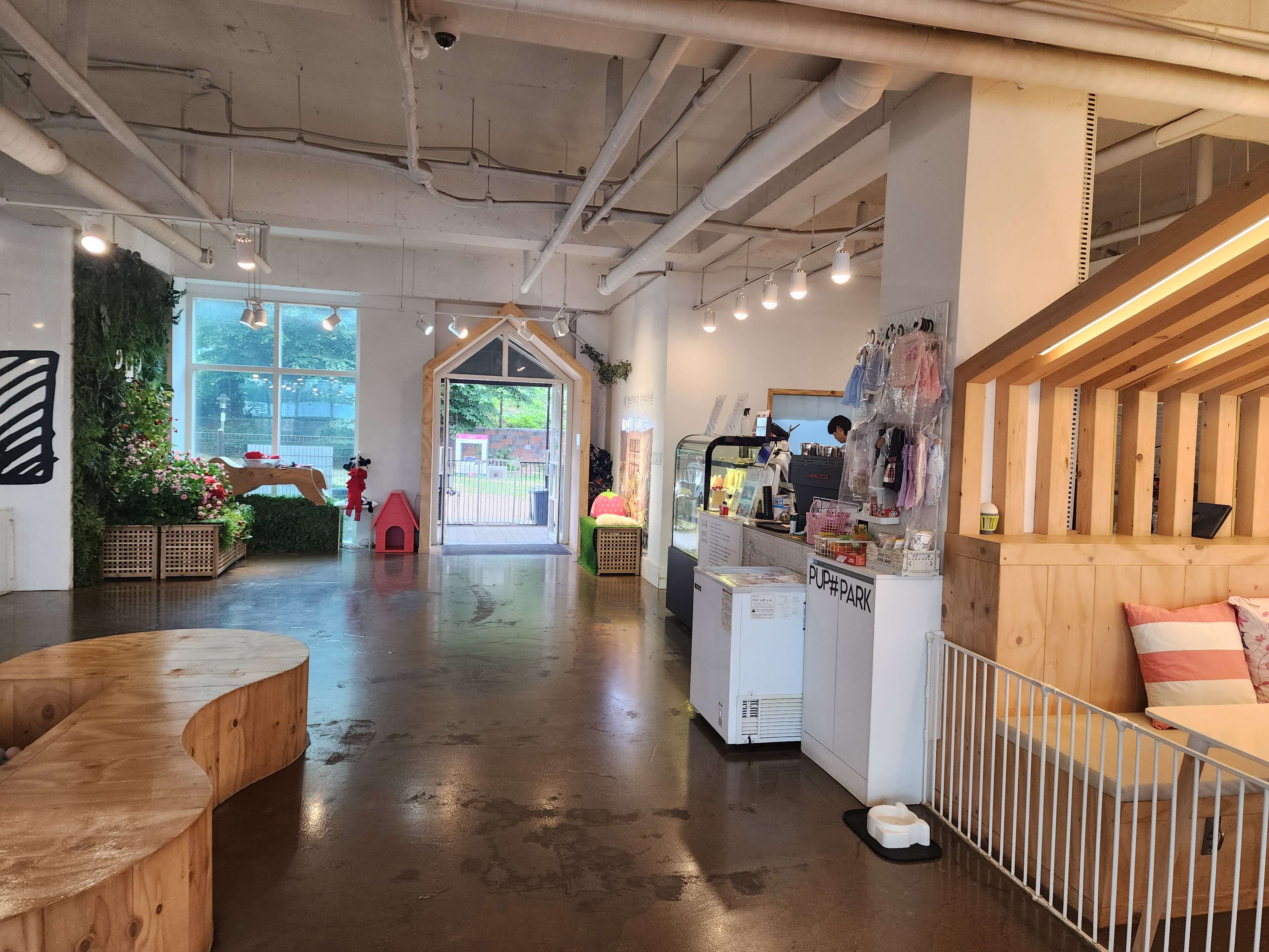 펖파크 실내 테이블 모습