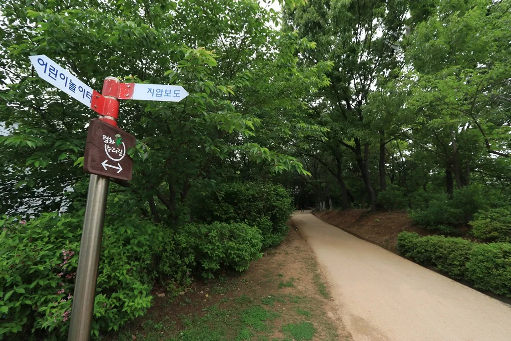 평화누리길 5코스 후반부의 소중한 쉼터, 가좌그린공원입니다. 이곳은 화장실 이용이 가능하니 꼭 들러 정비하세요.