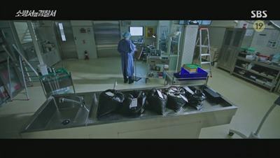 부검실에서 검은 비닐봉지를 부검하기 전 사진입니다.