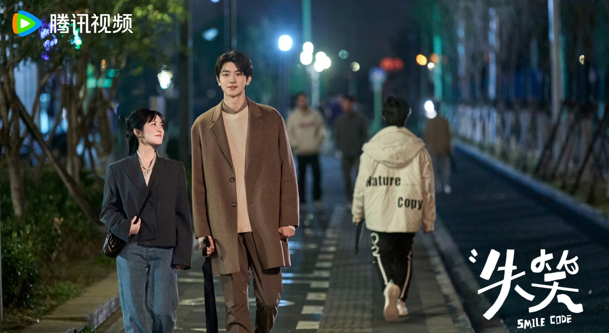 실소-린이와 심월-거리를 걷는 모습