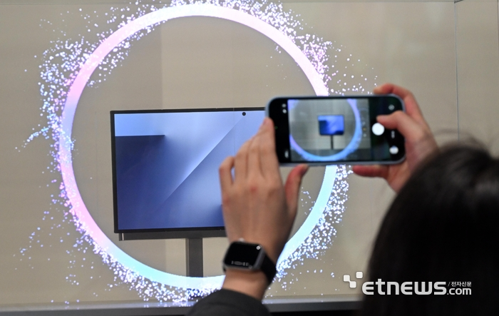 지난달 28일 경북 경주시 엑스포공원 에어돔에서 열린 'K-테크 쇼케이스'. 삼성전자가 첫 공개한 두 번 접는 트라이폴드폰이 공개되고 있다.