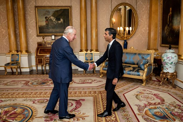 찰스 3세 국왕이 20일 버킹엄궁에서 리시 수낙 영국 총리를 환영하고 있다.