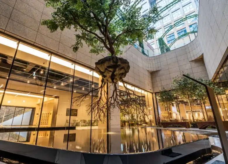 공중에 떠 있는 나무가 있는 럭셔리 호텔 로비 남양주 다산 스파디움