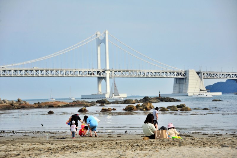 2022년 5월 광안리 해수욕장 가족들이 모래놀이 하는 모습