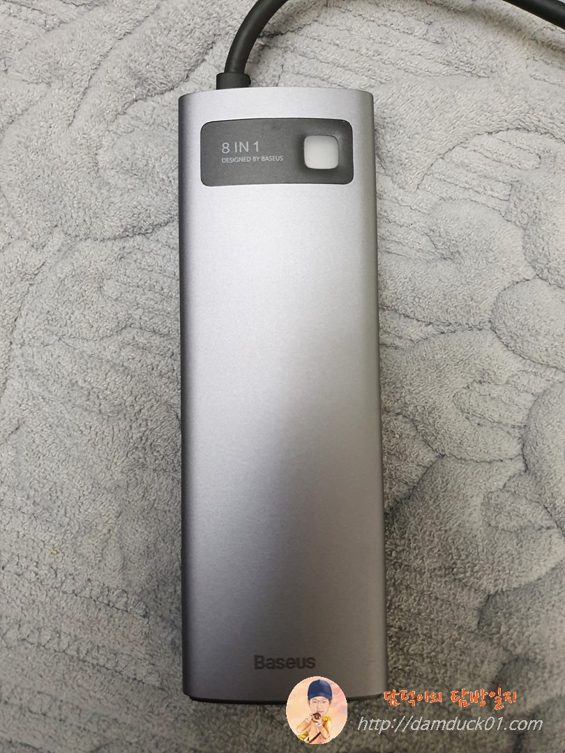 베이스어스 메탈글림 C타입 8-in-1 허브 도킹 스테이션 전면 모습