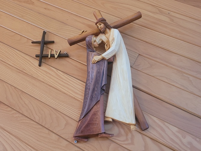 사진은 진주 봉곡동성당 안에 있는 십자가의 길 제4처 "예수님께서 성모님을 만나심을 묵상합신다."입니다.