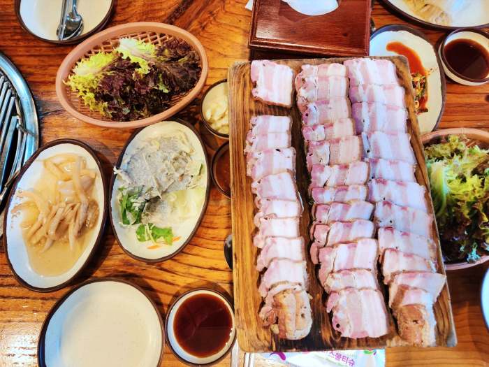 식객 허영만 백반기행 안재모 편 참나무 훈제 통오리 장작 구이 바베큐 오리고기 통삼겹살 목살 BBQ 고양 서오릉 맛집 소개