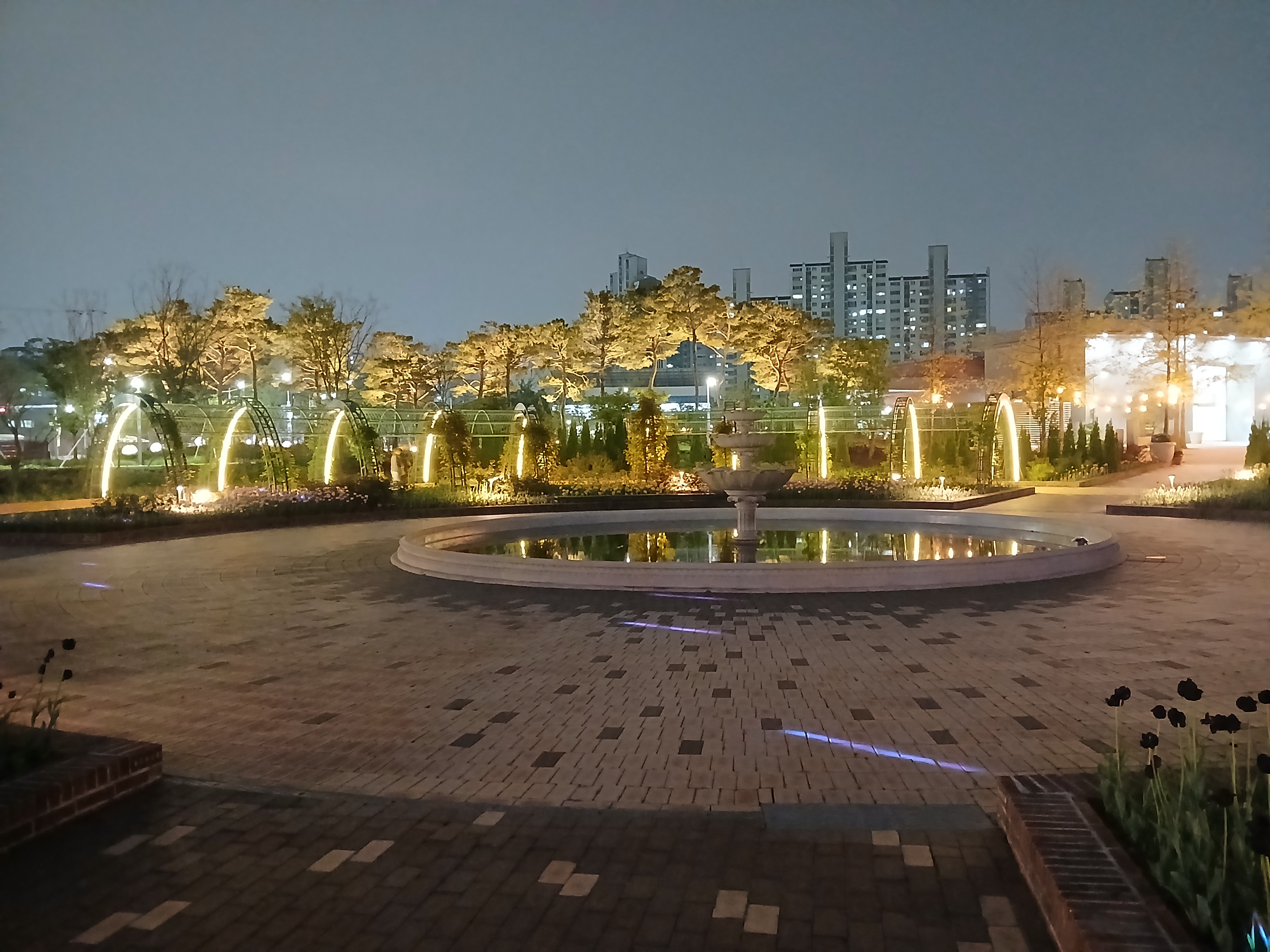 조명 켜진 조용한 분수광장 덕분에 데이트 코스로도 분위기 좋았던 곳