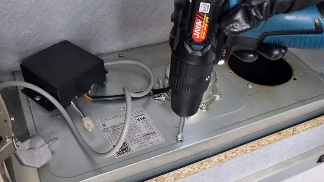 후드 날개 커버 고정 모습