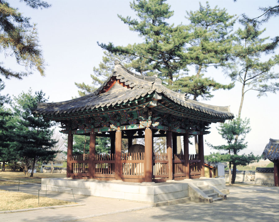 멀리서 바라본 경주 태종무열왕릉비