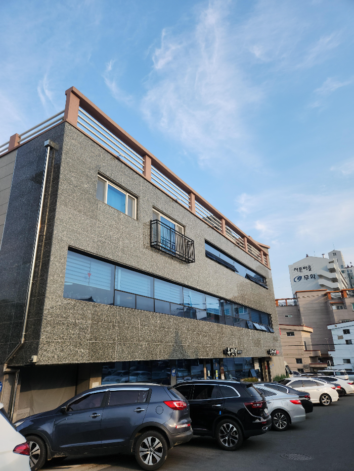 목민정 건물 측면에서 찍은 사진이다
