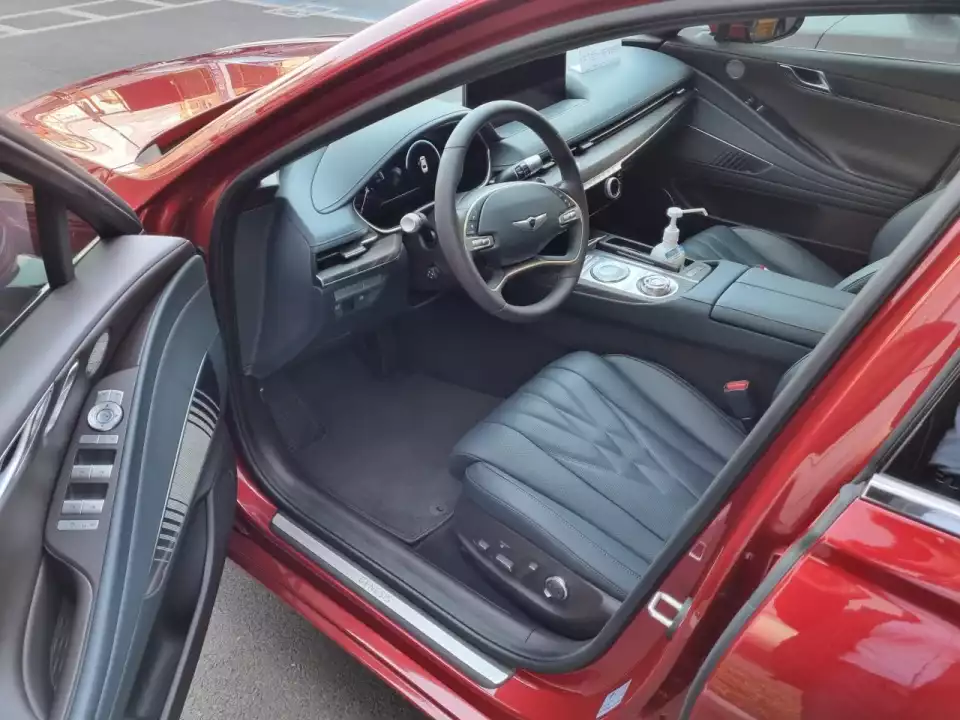 제네시스 G80 전기차 운전석 문을 열고 찍어봤습니다.