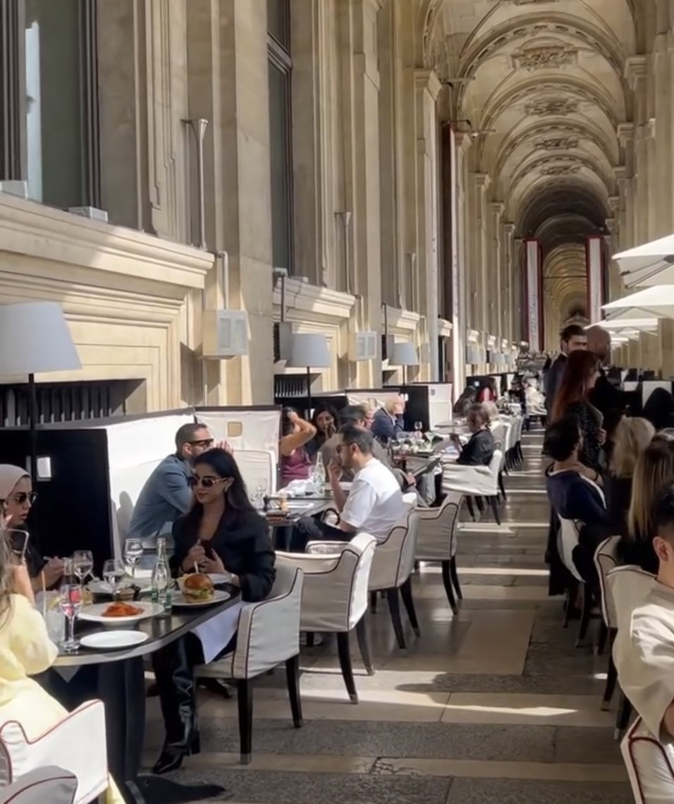 파리 카페 내부