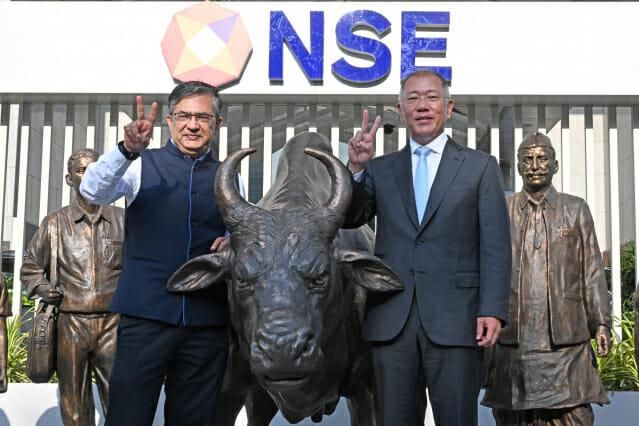 현대자동차그룹 정의선 회장(오른쪽)과 인도증권거래소(NSE) 아쉬쉬 차우한 최고운영자(CEO)가 기념촬영을 하는 모습