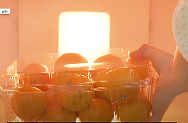 귤을 구매 후, 바로 냉장보관하는 모습