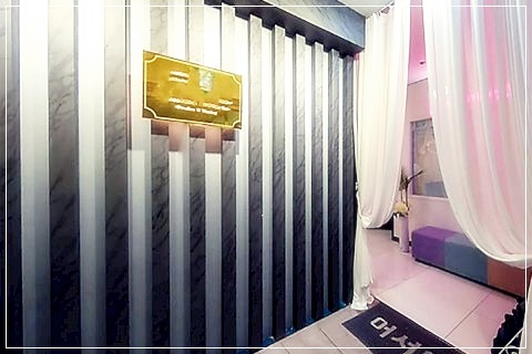 금색 로고가 눈에 띄는 샤넬테라피 입구