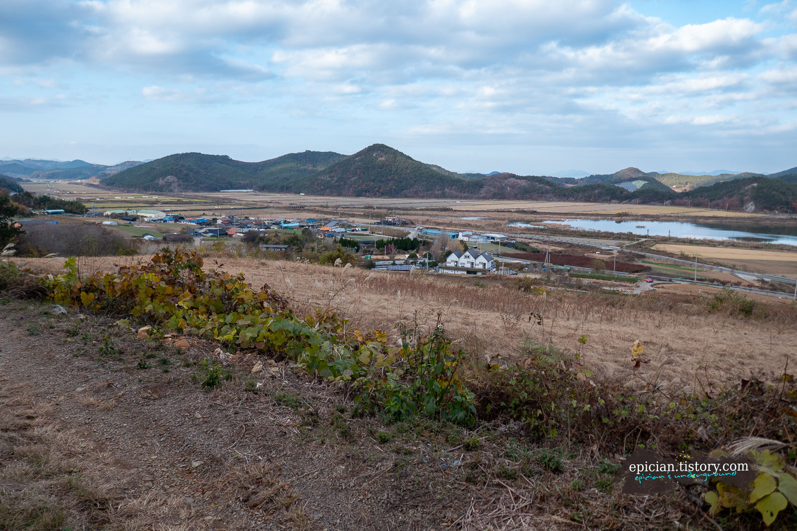 들판 너머로 내려나 보이는 작은 마을과 하천