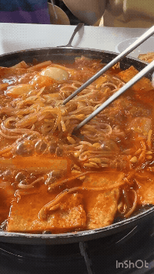 강남대 신혼부부 즉석떡볶이에 쫄면 사리를 넣고 젓가락으로 들어 올리는 모습