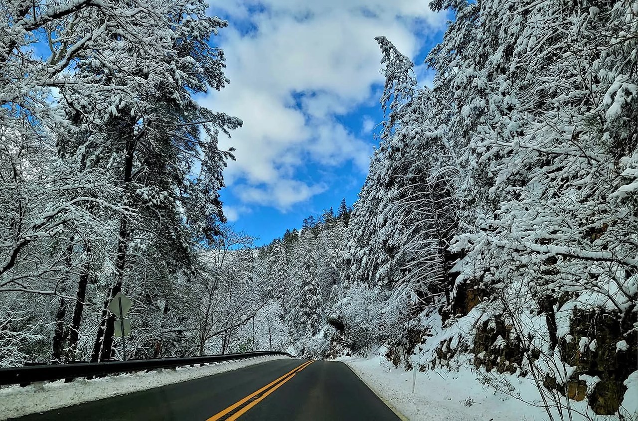 눈 내린 세도나 89A 도로를 따라 펼쳐진 붉은 협곡과 설경