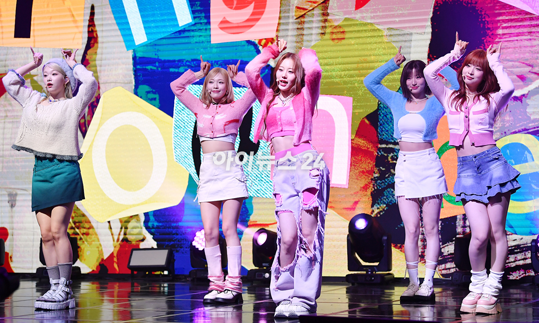 걸그룹 빌리(Billlie)가 23일 오후 서울 서교동 신한카드pLay스퀘어 라이브홀에서 '사이드-비:메모얼스 오브 에코 언씬(side-B : memoirs of echo unseen)' 발매 기념 쇼케이스에서 무대를 선보이고 있다. [사진=곽영래 기자]