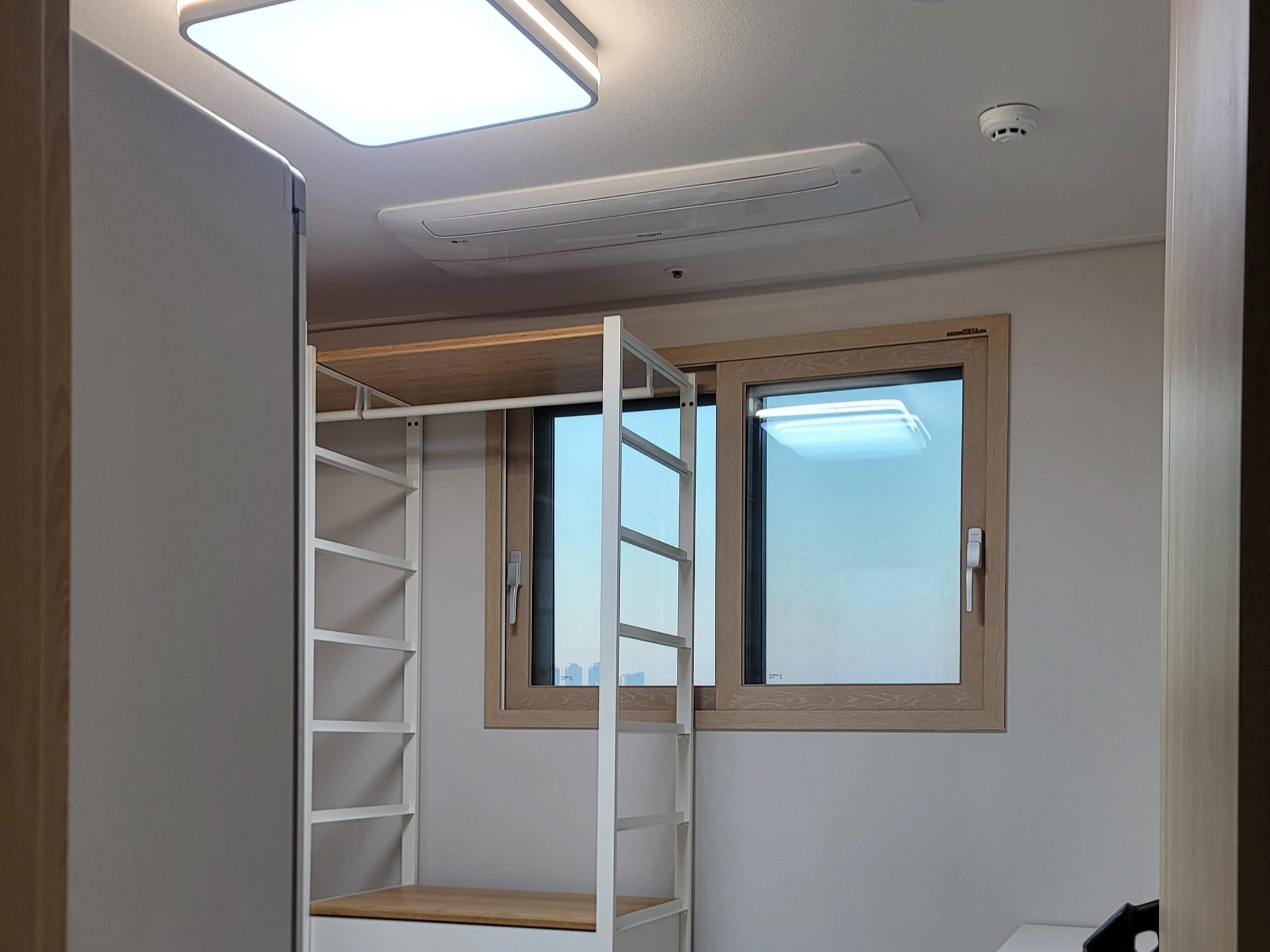 창문 위치에 따라 달라지는 가구 배치 전략