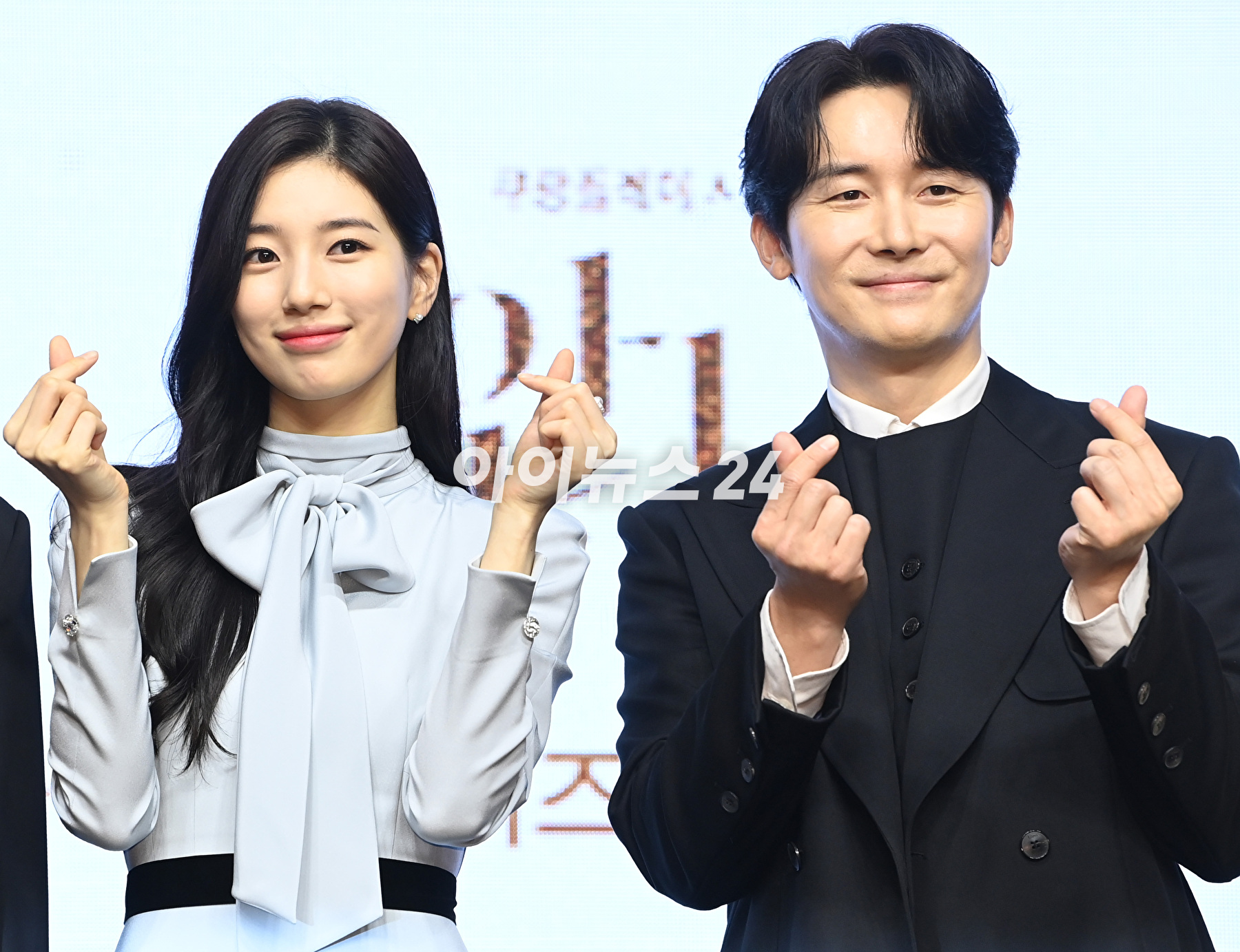 배우 수지가 21일 오전 여의도 콘래드서울에서 열린 쿠팡플레이 시리즈 &#39;안나&#39; 제작발표회에 참석해 포토타임을 갖고 있다. [사진=정소희 기자]