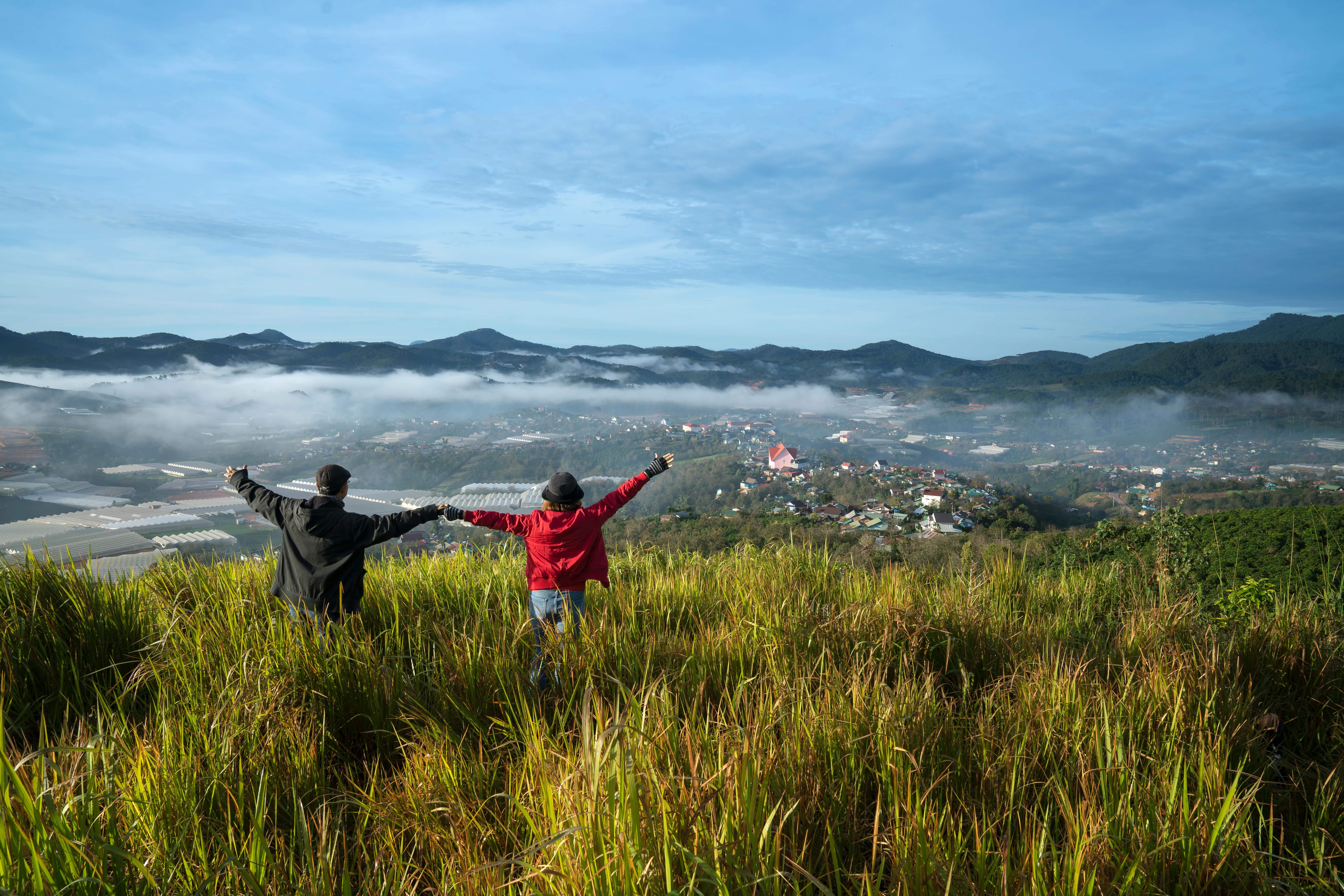 가족이 나간 뒤 집이 무너지는을 상징하는 이미지