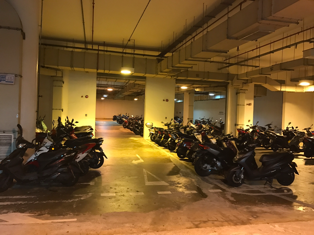 Ferreira do Amaral Plaza 지하내 오토바이 주차장