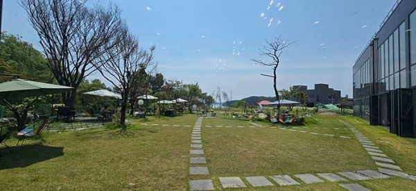 리움카페 뒤편 강가 정원 풍경