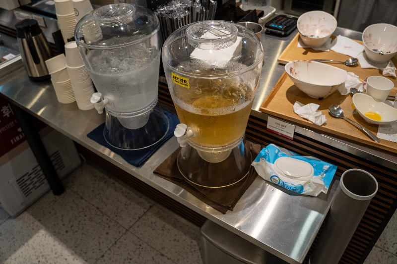 물에도-더치커피를-조금타서-준다.