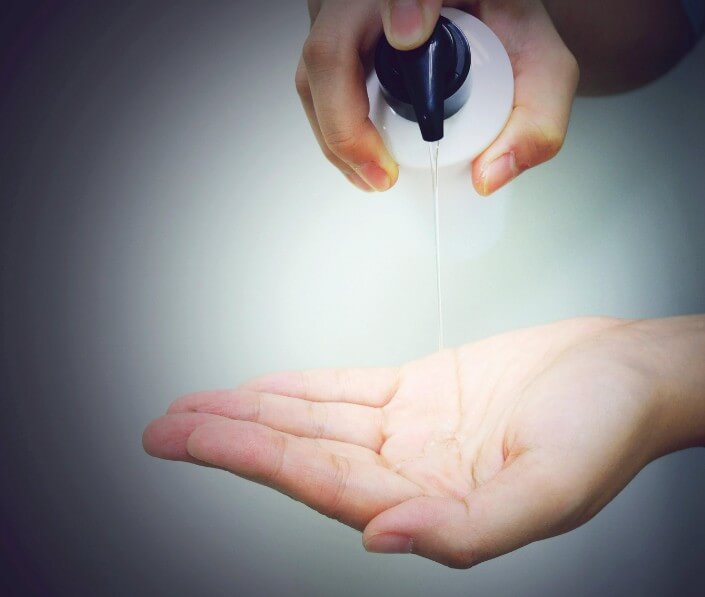 오일을 손에 뽀리는 모습