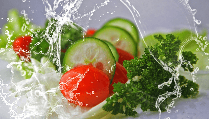 입병 빨리 낫는 법으로 여러가지 비타민이 많은 야채들이 놓여 있다