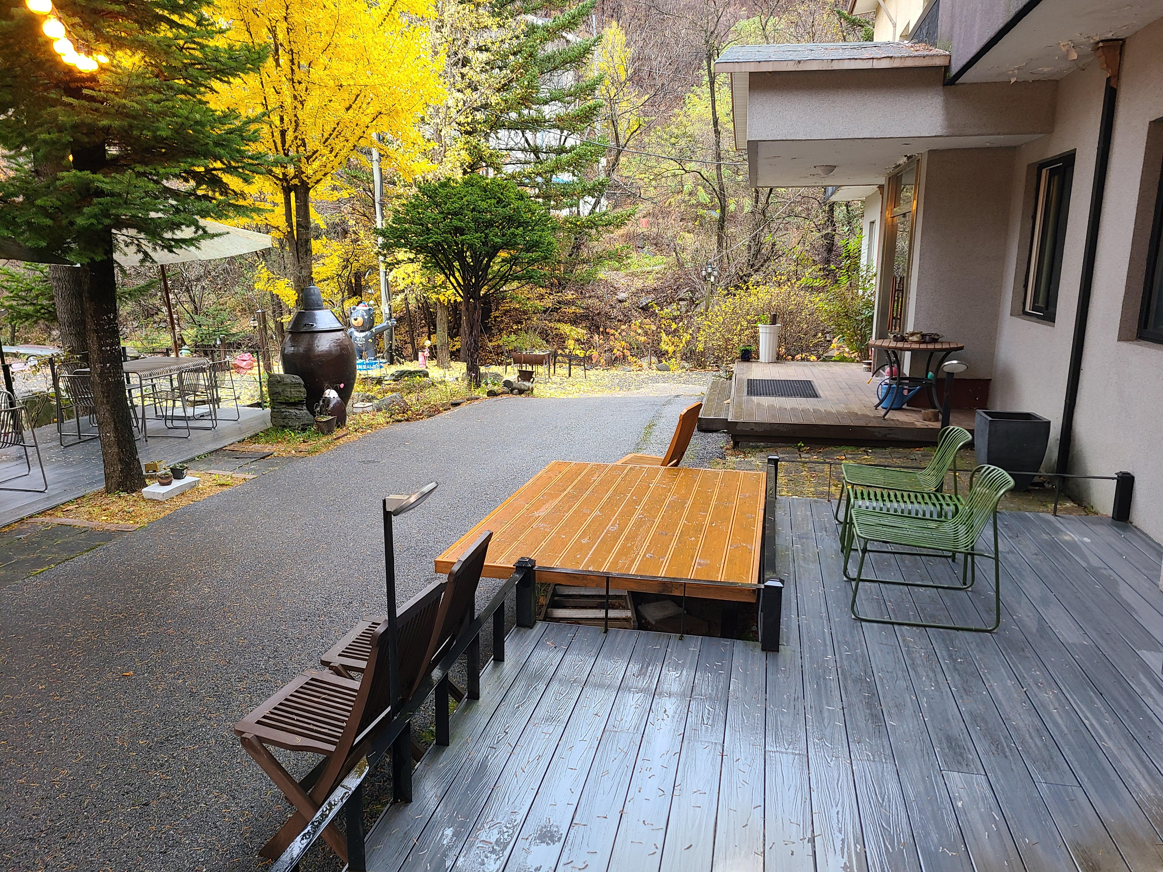 카페 아우로라 건물 바로앞 좌석들