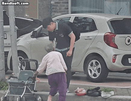 지난 7일 경기 동두천에서 한 남학생이 노점상 할머니와 대화하는 모습.