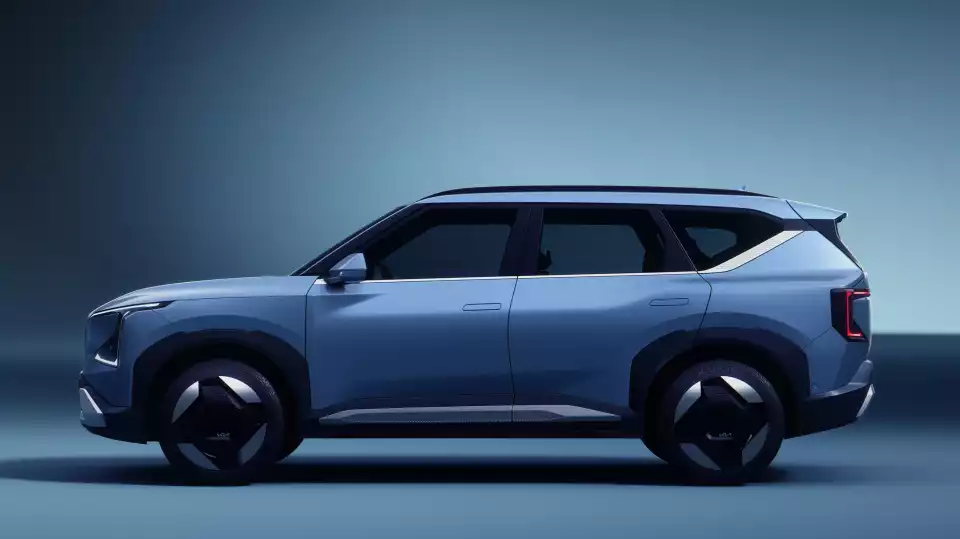 기아 EV5 옆모습입니다.